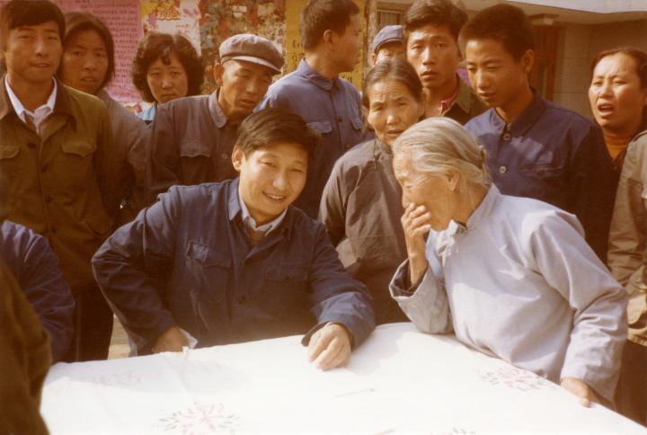 這是1983年，時任河北正定縣委書記的習(xí)近平（前排居中），臨時在大街上擺桌子聽取老百姓意見。