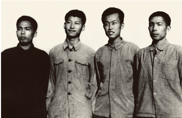 這是1973年上山下鄉(xiāng)時期，習(xí)近平（左二）在陜西延川縣。