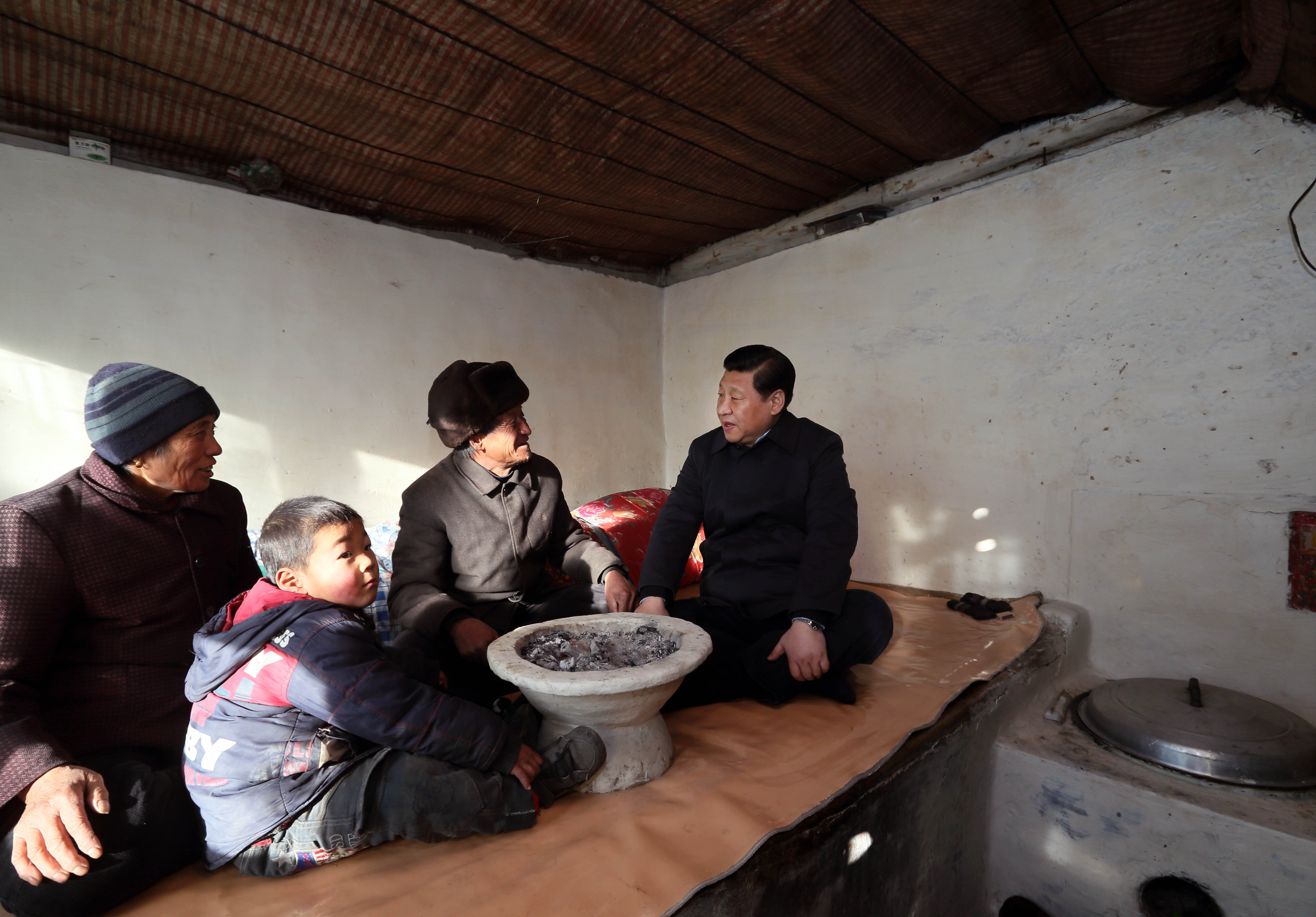 2012年12月30日，習(xí)近平在河北省阜平縣龍泉關(guān)鎮(zhèn)駱駝灣村看望慰問困難群眾。