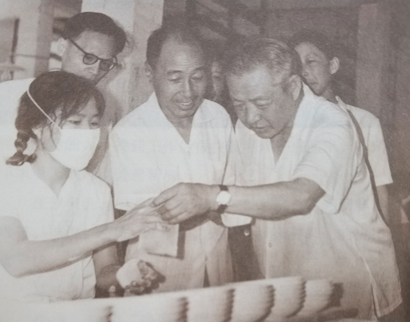 習(xí)仲勛在廣東積極探索國有企業(yè)改革的路子，支持并推廣“清遠(yuǎn)經(jīng)驗”，擴(kuò)大企業(yè)自主權(quán)，提高企業(yè)生產(chǎn)效率。圖為習(xí)仲勛考察企業(yè)，了解企業(yè)生產(chǎn)和改革情況。