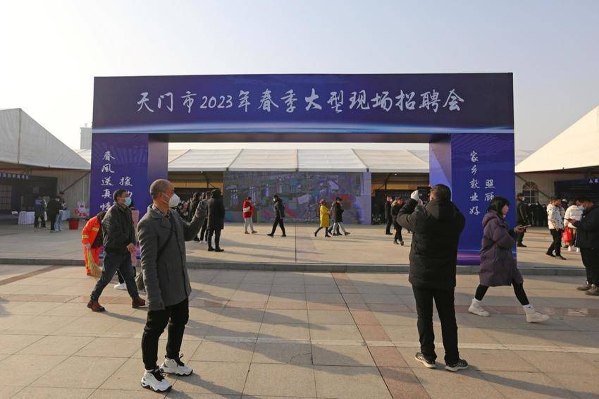 1116多措并舉精準(zhǔn)施策  促進(jìn)高質(zhì)量充分就業(yè)(3).docx