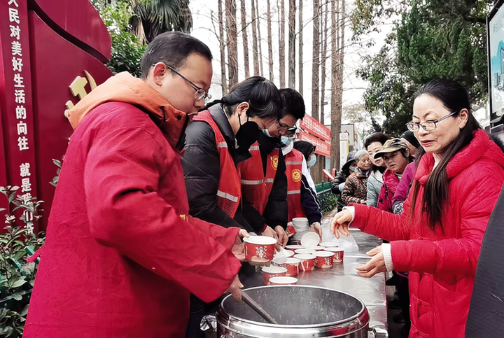冬日送粥 暖人心