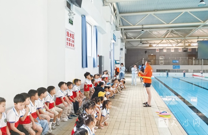 防溺水課堂“搬”進游泳館