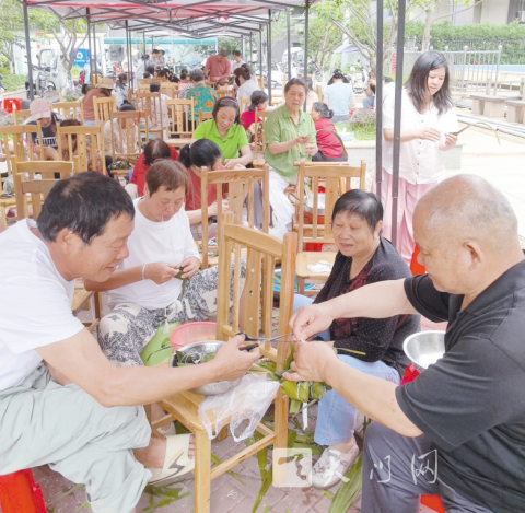 粽香飄鄰里 聯(lián)通暖人心 ———天門聯(lián)通攜手鑫苑物業(yè)共慶端午佳節(jié)