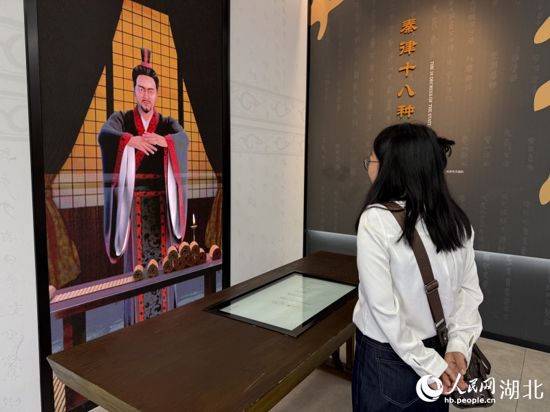 秦人“喜”和游客互動。人民網(wǎng)記者 張雋攝