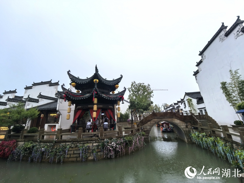 雨中漫步湖北云夢祥云灣，古色古香的老街風(fēng)韻獨(dú)特。人民網(wǎng)記者 周雯攝